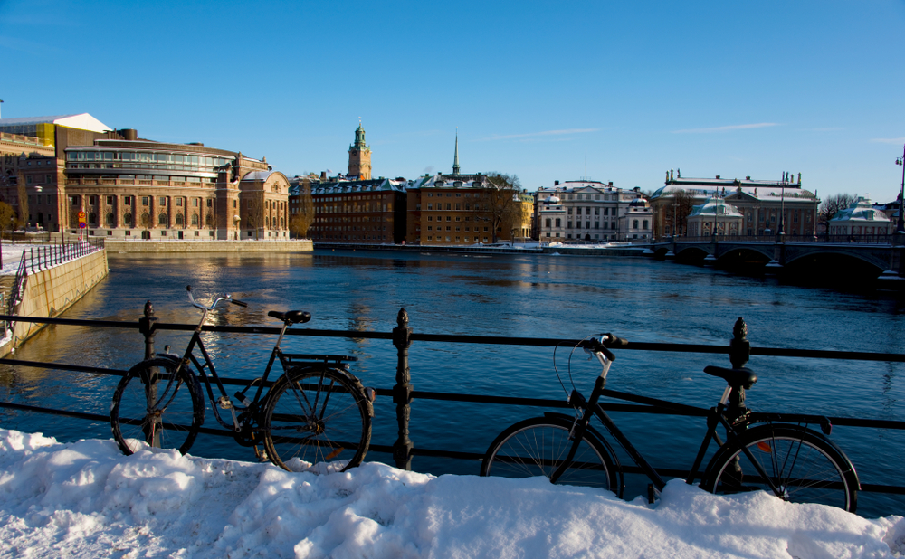 två cyklar vid järnräcke