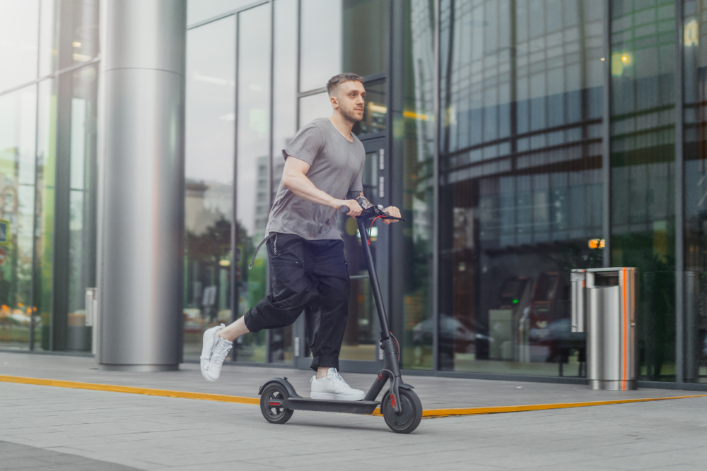 man använder elscooter